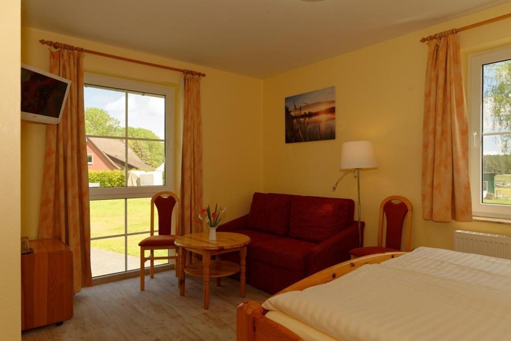 Landhotel Am Peetscher See Миров Экстерьер фото