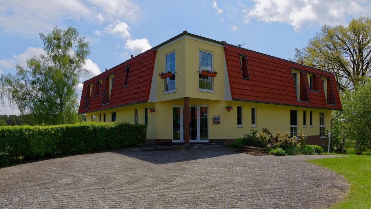 Landhotel Am Peetscher See Миров Экстерьер фото