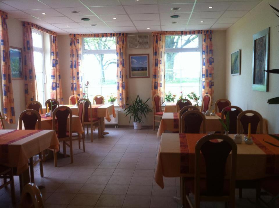 Landhotel Am Peetscher See Миров Экстерьер фото