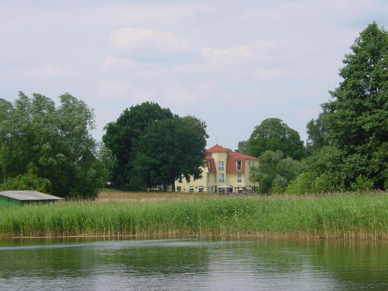 Landhotel Am Peetscher See Миров Экстерьер фото