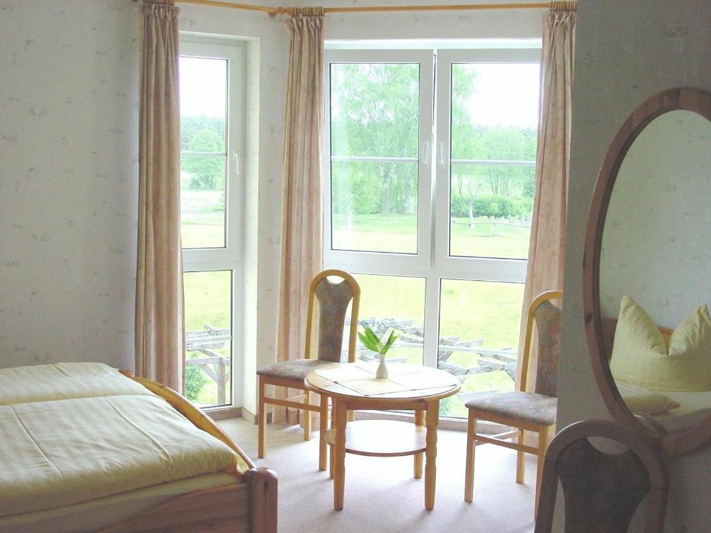 Landhotel Am Peetscher See Миров Экстерьер фото